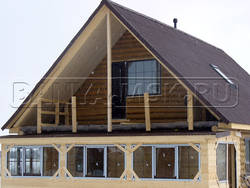 Сруб деревянного дома во время отделки